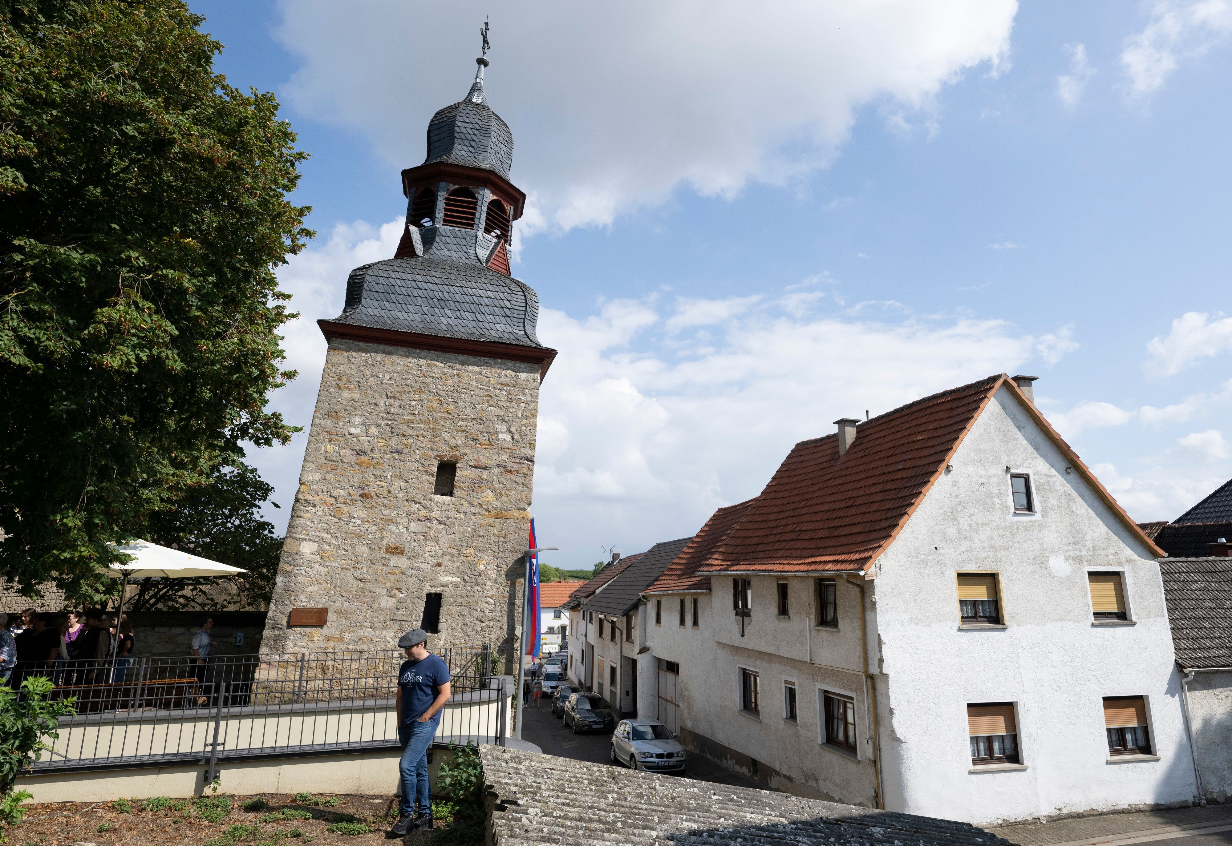 Eine Fahne hängt am „schiefen Turm“ von Gau-Weinheim.