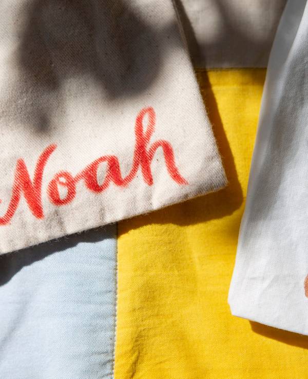 Stoffbeutel mit den Namen Noah und Emilia liegen nebeneinander.