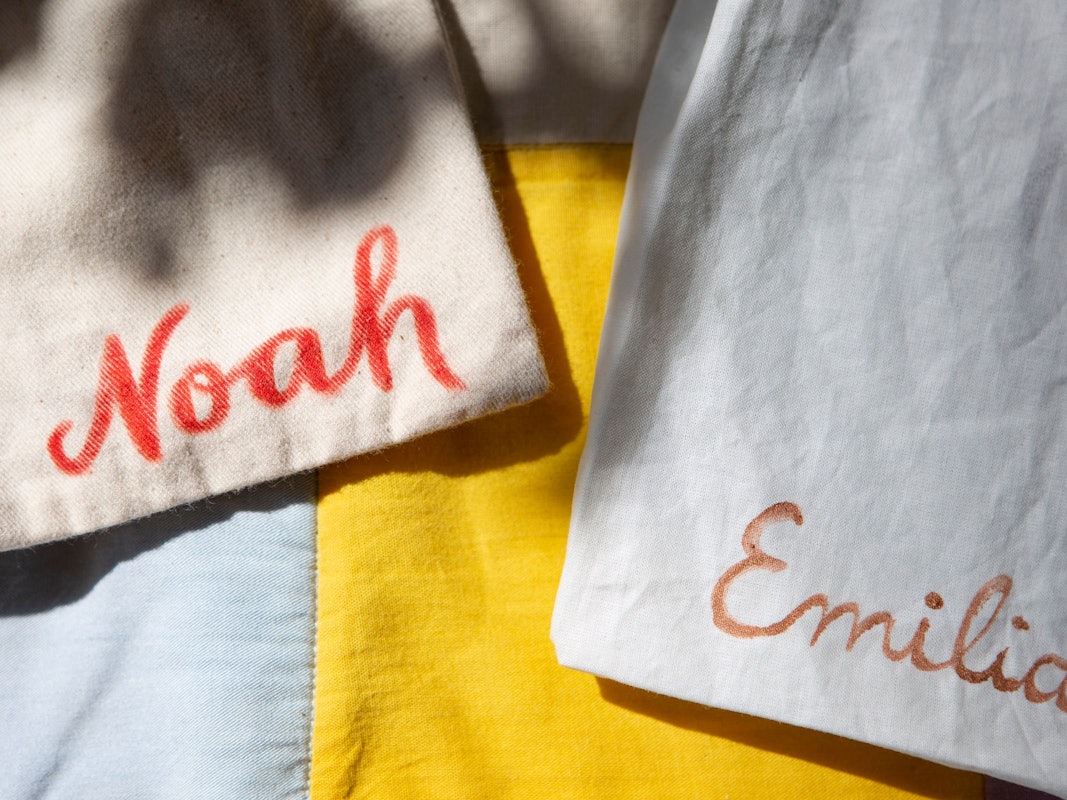 Stoffbeutel mit den Namen Noah und Emilia liegen nebeneinander.