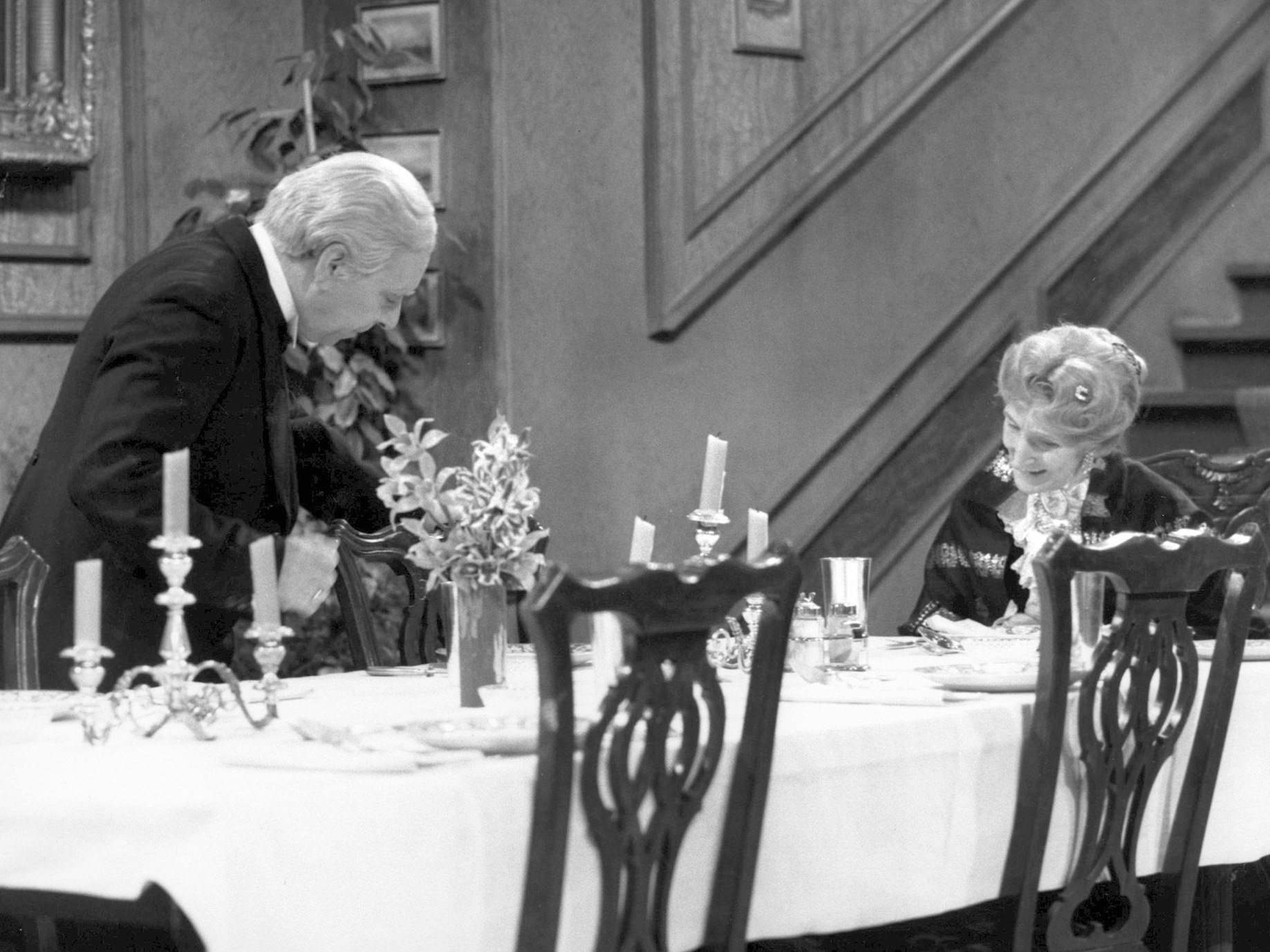 Freddie Frinton als Diener James und May Warden als alleinspeisende alte Dame Miss Sophie in einer Szene von „Dinner for One“.