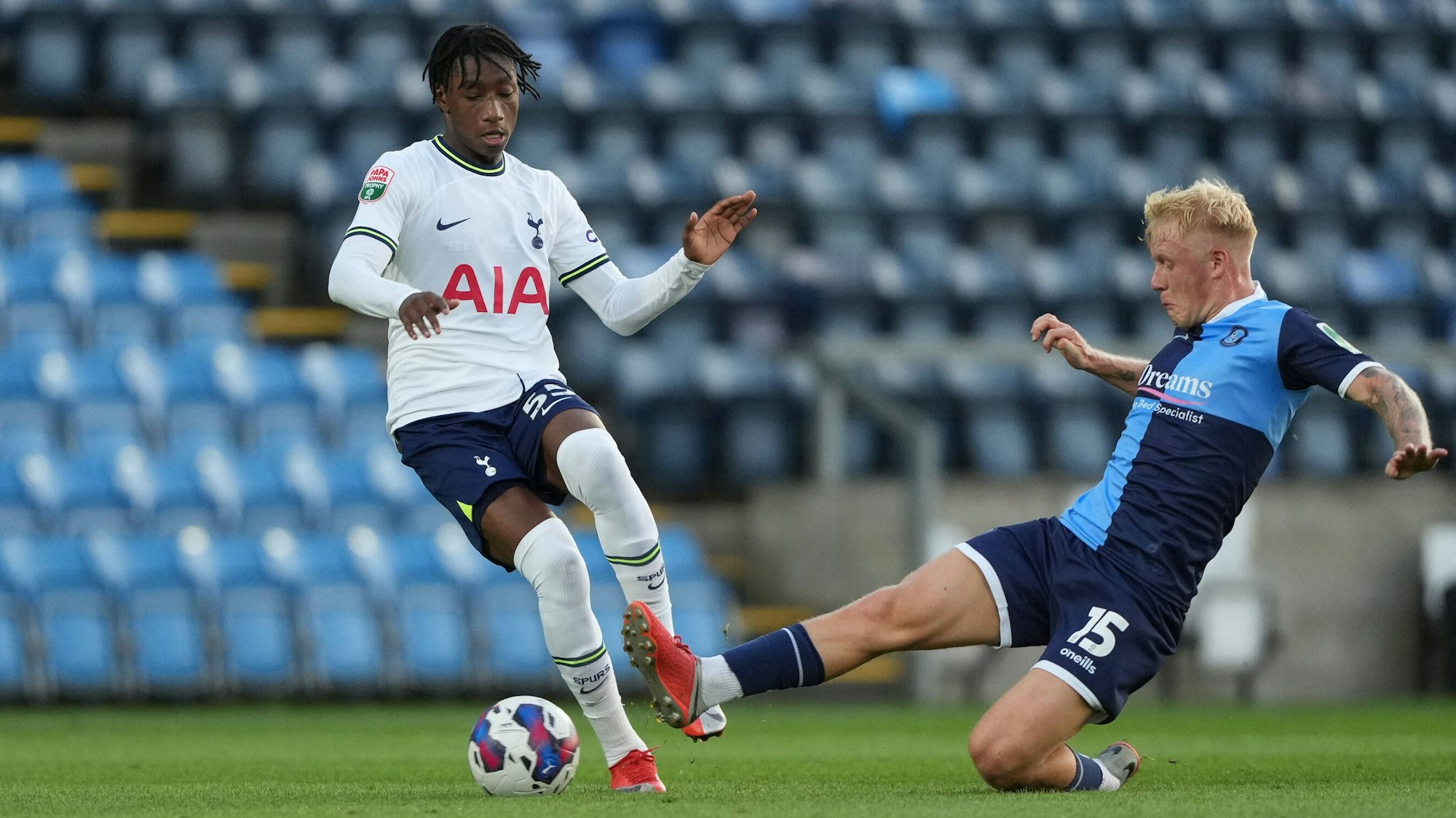 Romaine Mundle kämpft für Tottenham um den Ball.