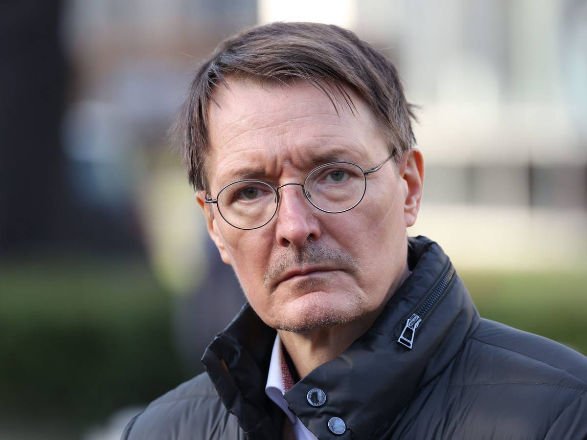 Karl Lauterbach (SPD), Bundesgesundheitsminister, gibt nach dem Besuch der Klinik für Kinder- und Jugendmedizin am Charité Virchow-Klinikum CVK Berlin ein Pressestatement.