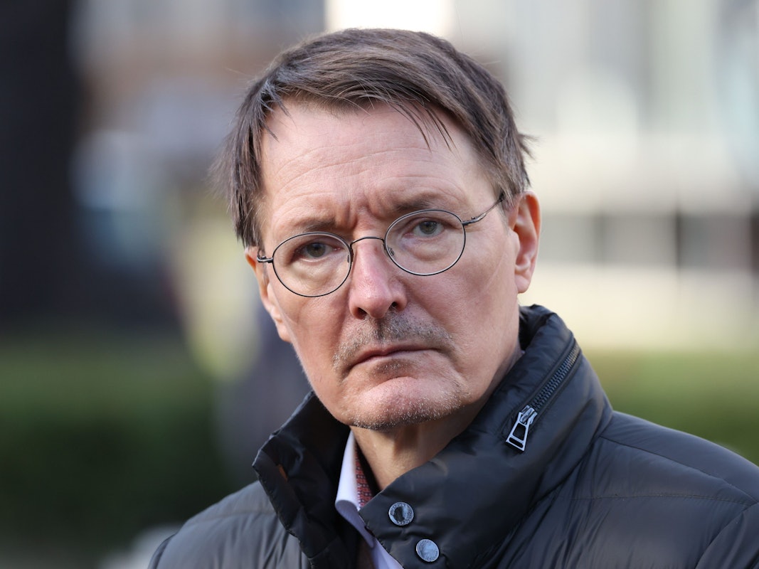 Karl Lauterbach (SPD), Bundesgesundheitsminister, gibt nach dem Besuch der Klinik für Kinder- und Jugendmedizin am Charité Virchow-Klinikum CVK Berlin ein Pressestatement.