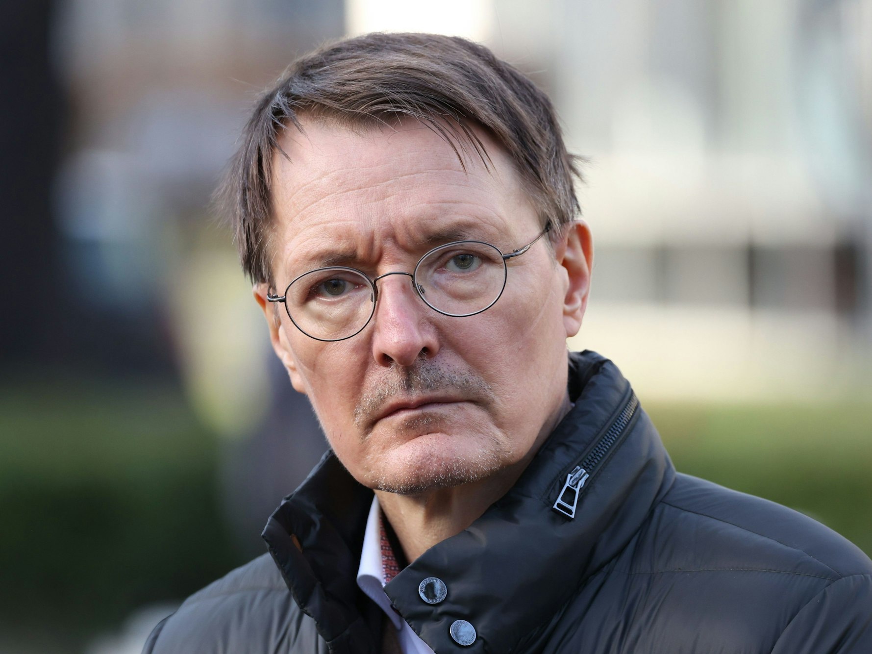 Karl Lauterbach (SPD), Bundesgesundheitsminister, gibt nach dem Besuch der Klinik für Kinder- und Jugendmedizin am Charité Virchow-Klinikum CVK Berlin ein Pressestatement.