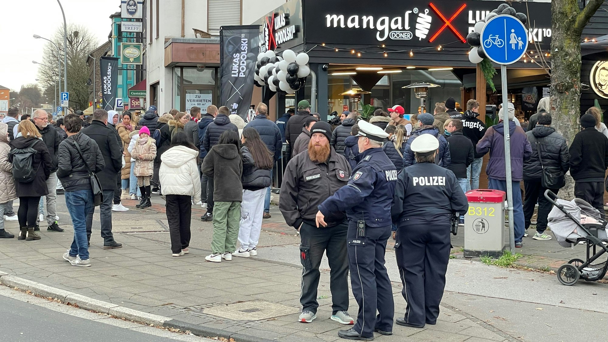 Blick auf die neue Döner-Filiale von Lukas Podolski.