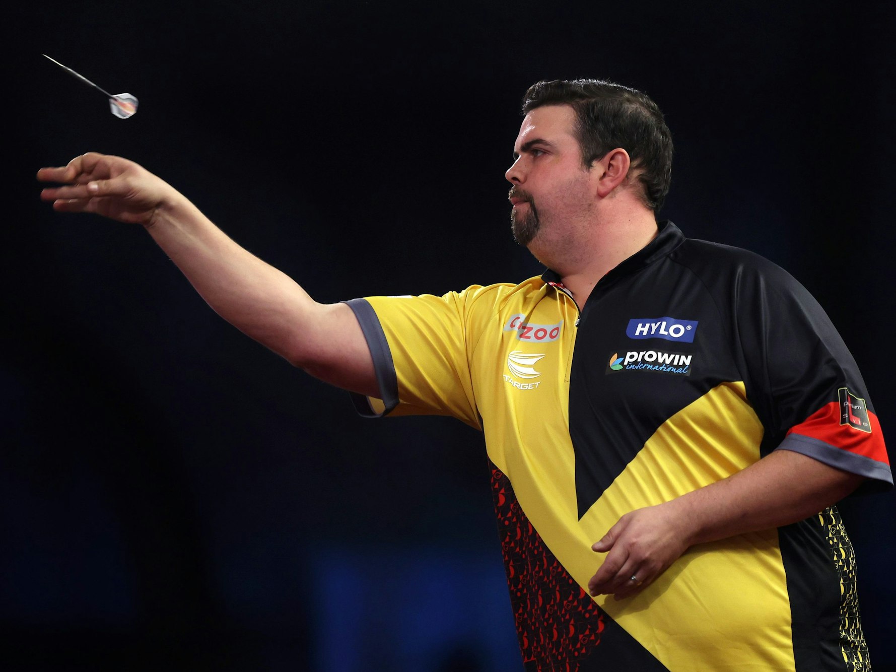 Gabriel Clemens lässt in London im Ally Pally die Pfeile fliegen.