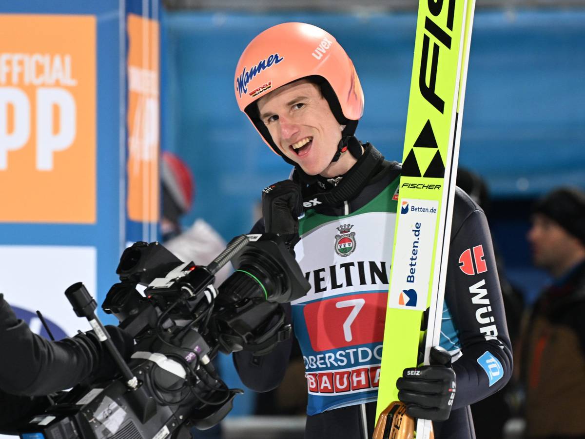 Skispringer Karl Geiger (Deutschland) jubelt nach seinem erfolgreichen Versuch in Oberstdorf.