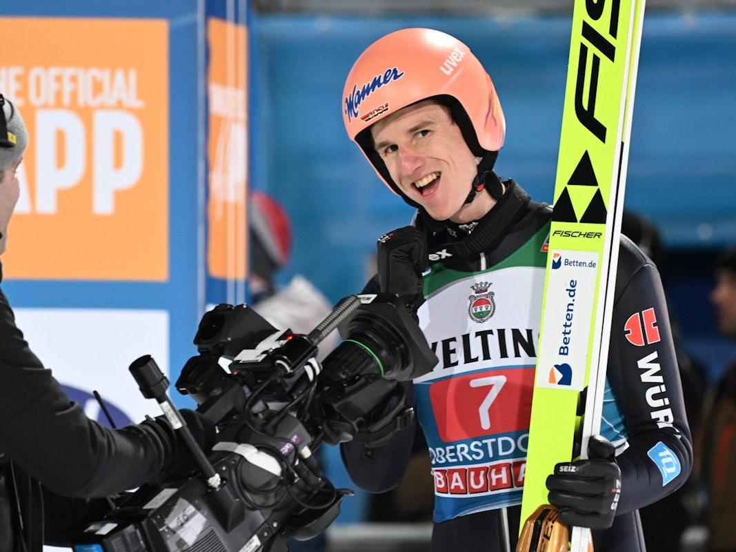 Skispringer Karl Geiger (Deutschland) jubelt nach seinem erfolgreichen Versuch in Oberstdorf.