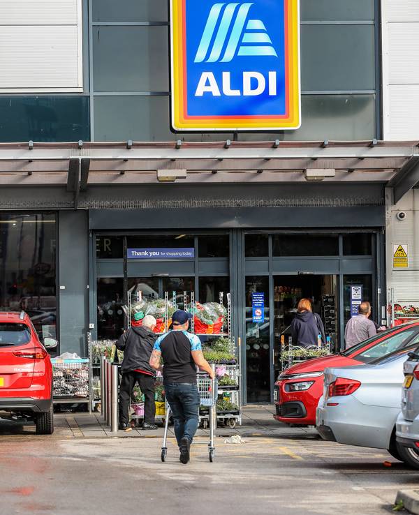 Das Foto zeigt das Logo einer Aldi-Filiale in Großbritannien.