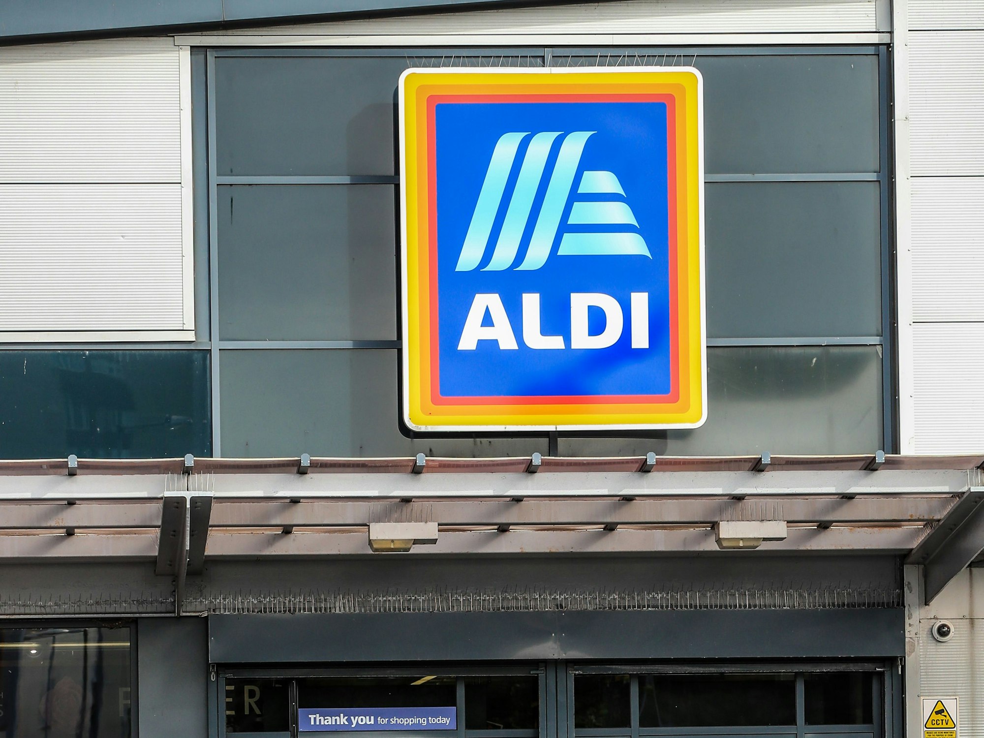 Das Foto zeigt das Logo einer Aldi-Filiale in Großbritannien.