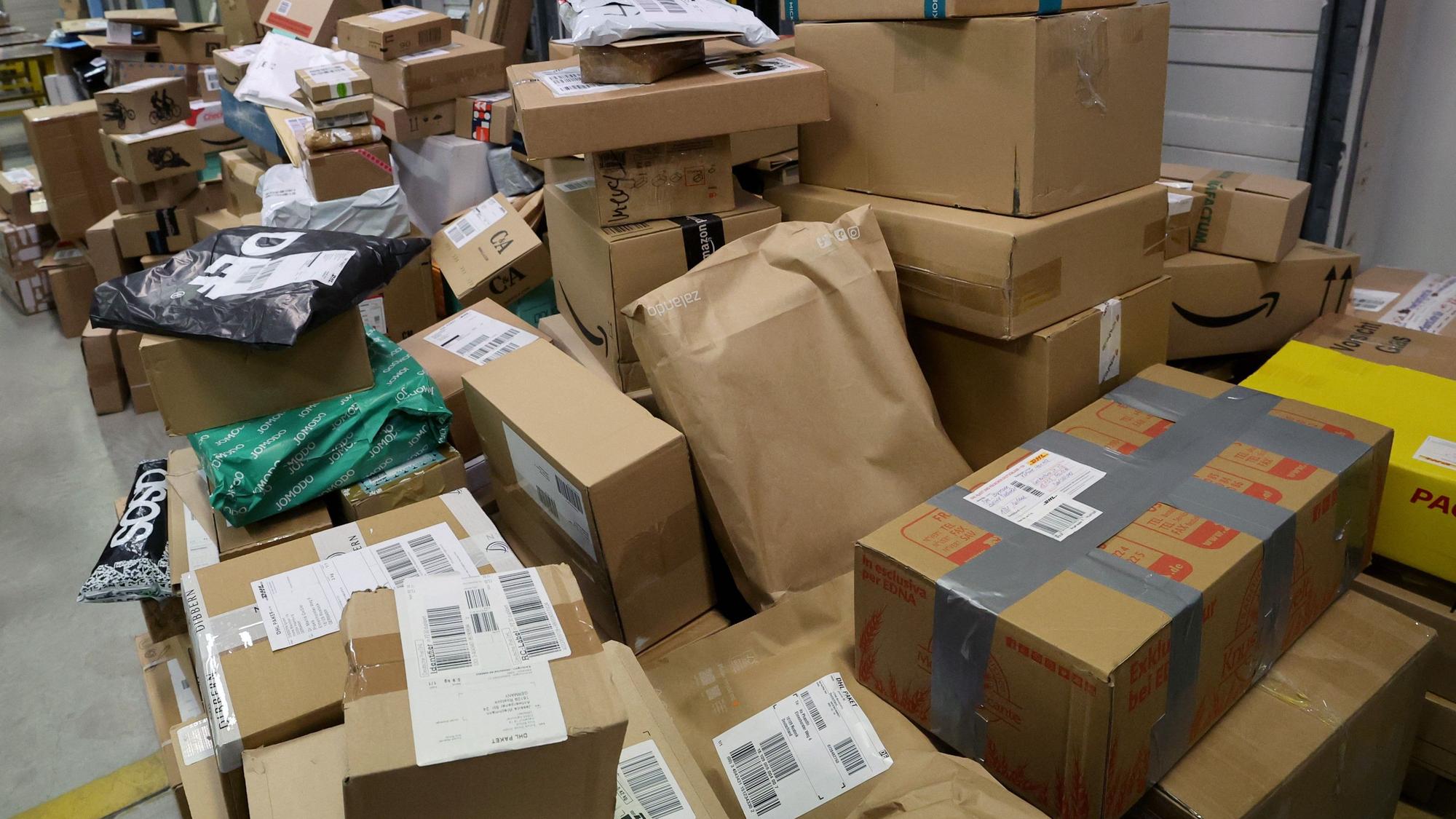 In der DHL Zustellbasis werden die Pakete auf die Zustellfahrzeuge aufgeteilt.