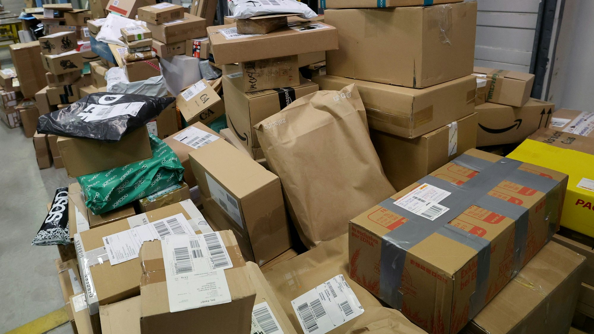 In der DHL Zustellbasis werden die Pakete auf die Zustellfahrzeuge aufgeteilt.