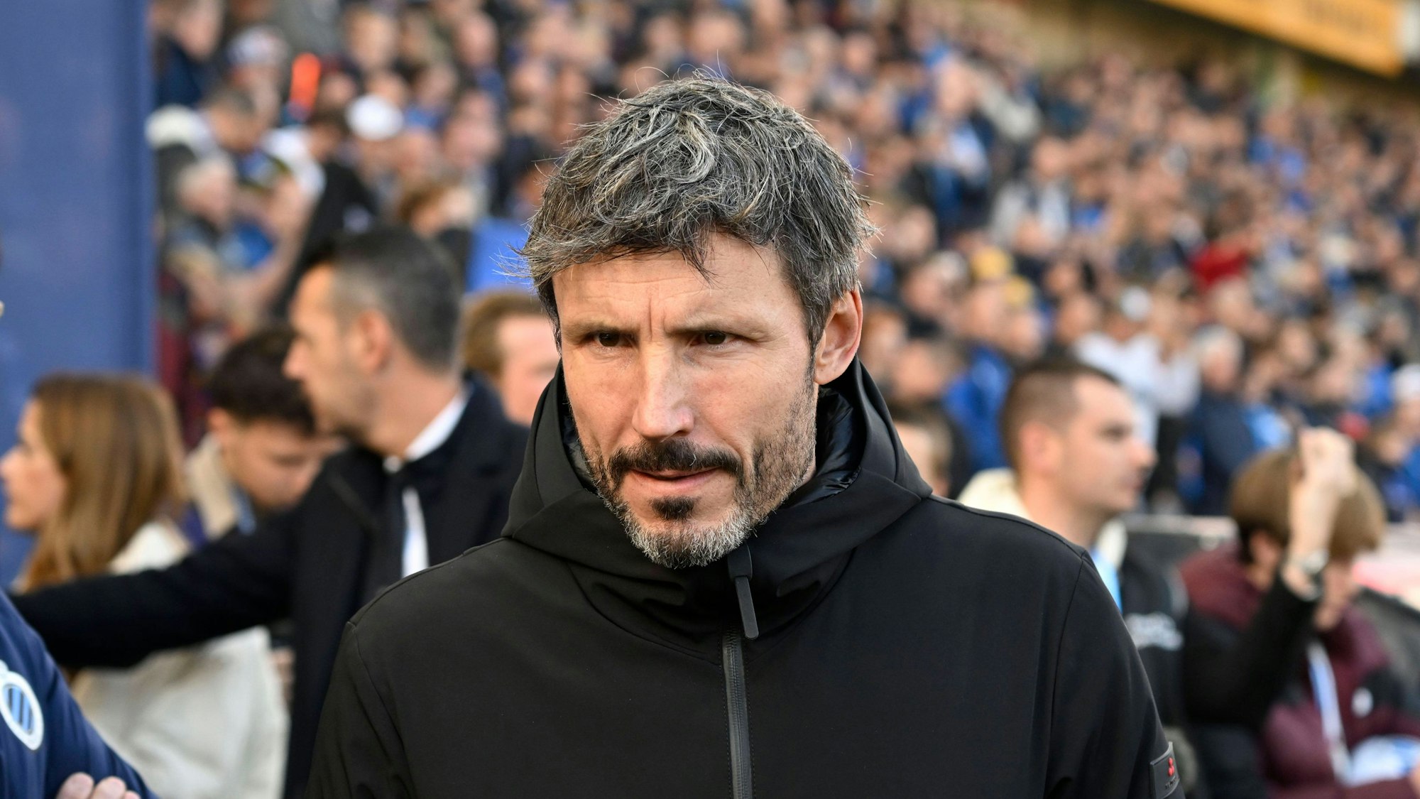 Antwerpens Trainer Mark van Bommel steht vor dem Spiel beim FC Brügge an der Seitenlinie.