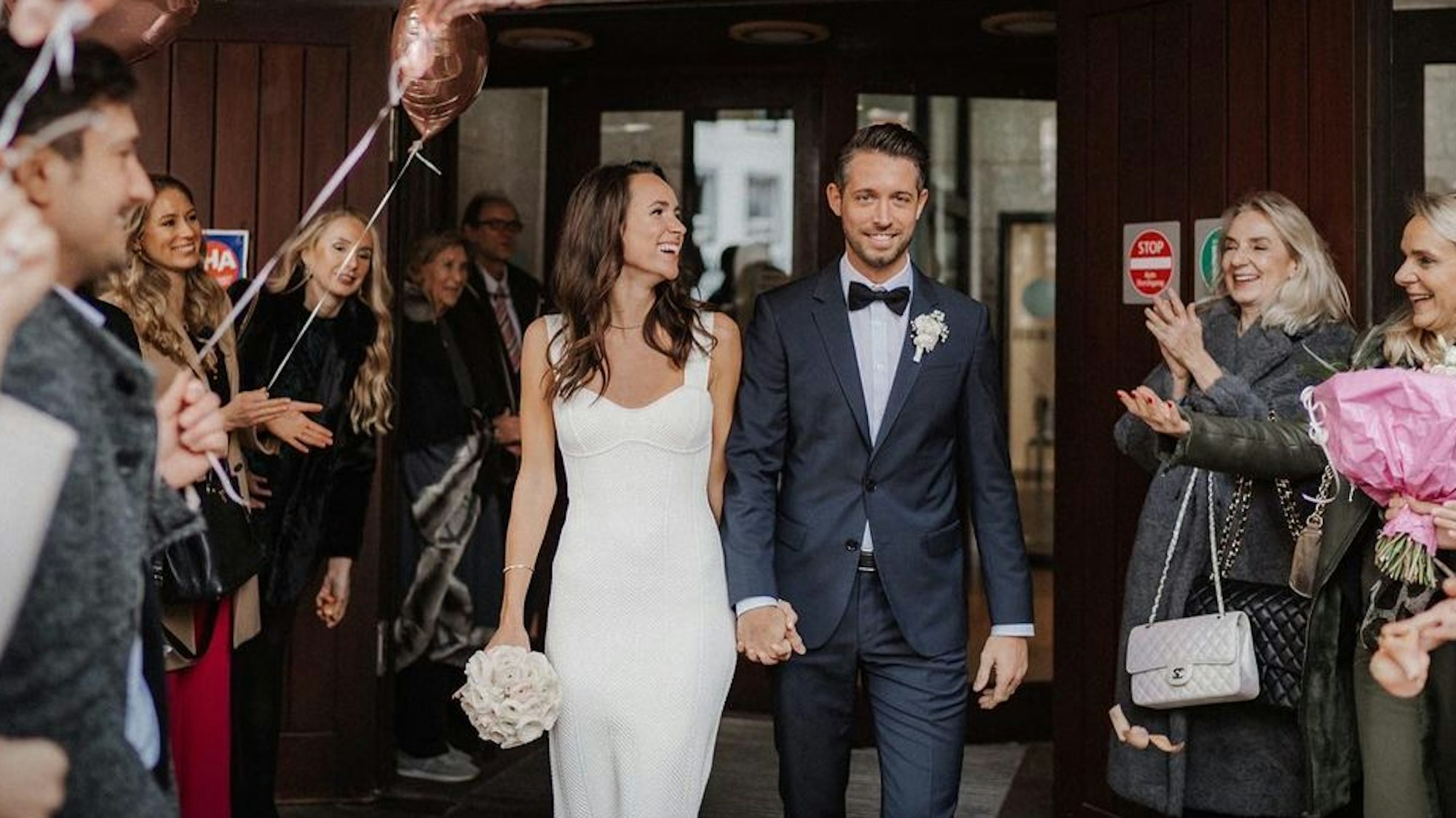 Mark und Franziska Uth kommen nach ihrer Trauung aus dem Rathaus.