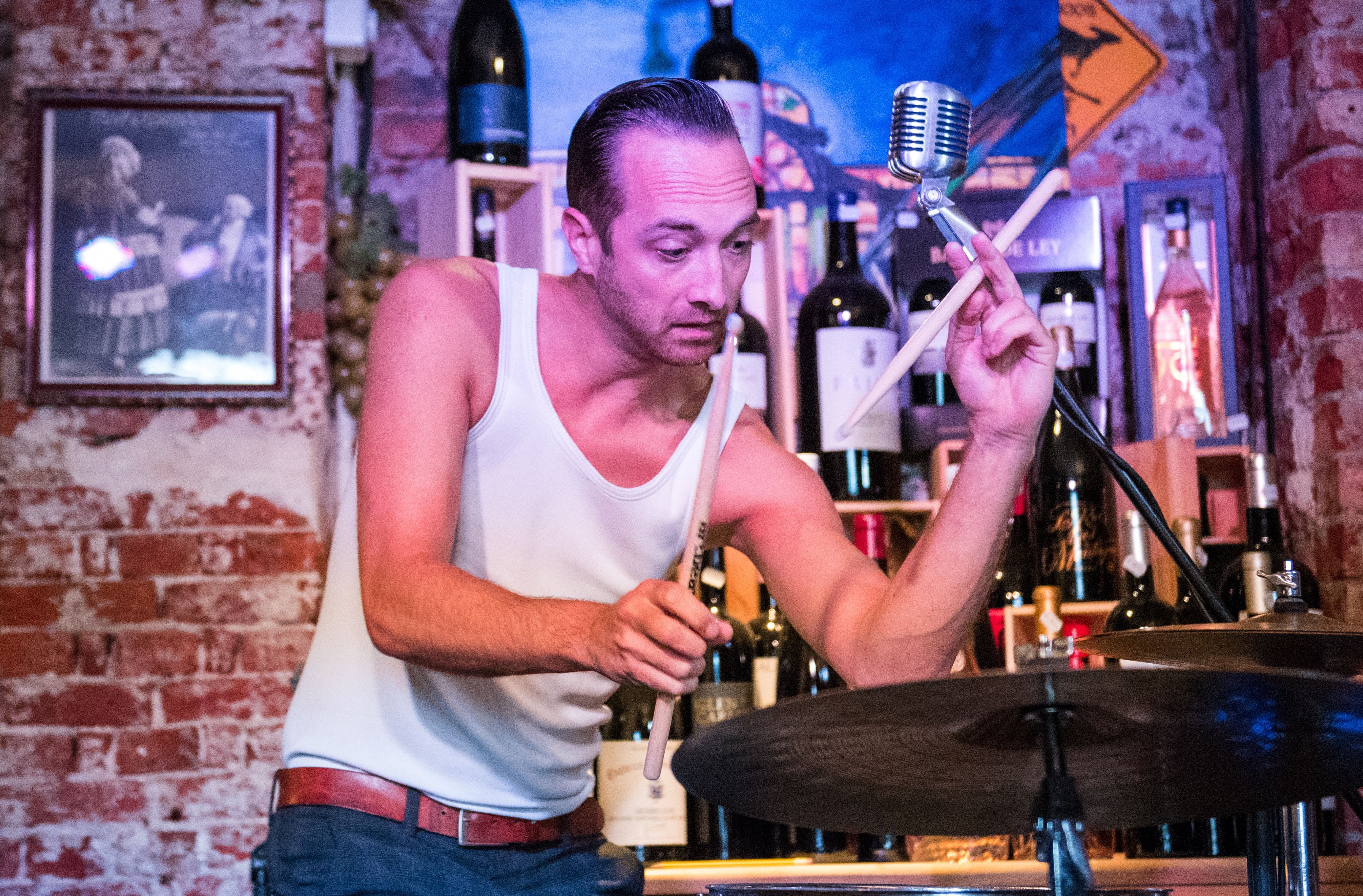 Bastian Gregor, Schlagzeuger, spielt mit der Band Biggs B Sonic und dreht dabei seine Drumsticks.