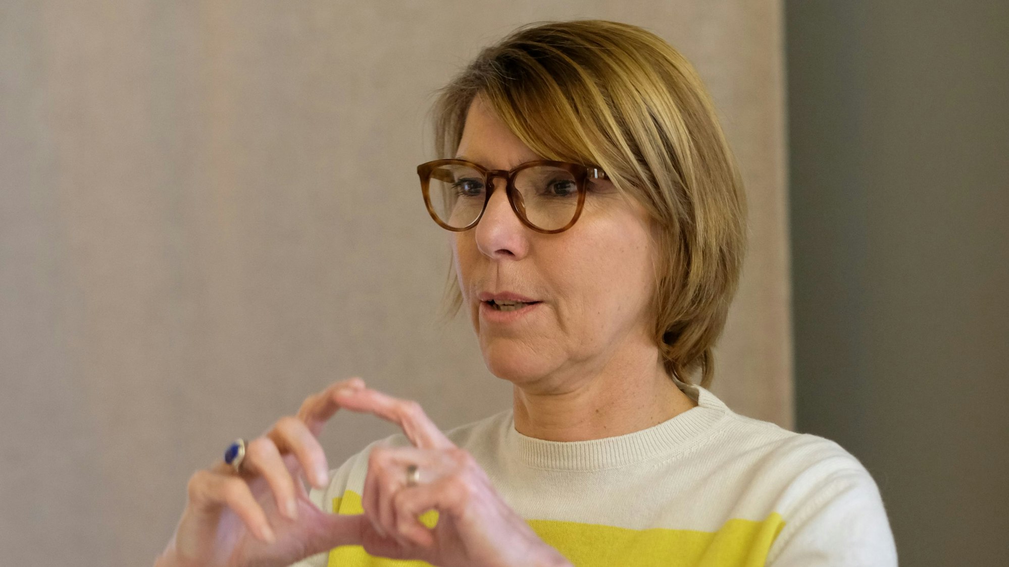 Bettina Böttinger spricht bei einer Weinprobe in Köln.