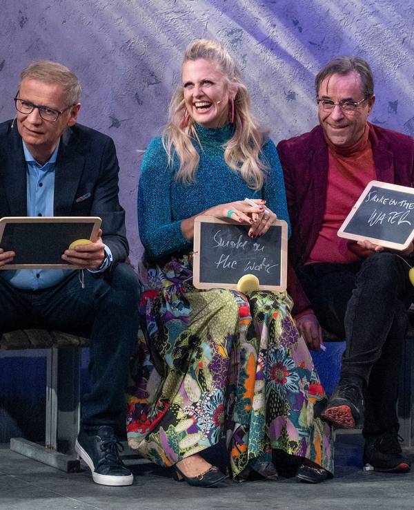 Günther Jauch, Barbara Schöneberger, Jan Josef Liefers und Florian Silbereisen sitzen auf einer Bank nebeneinander.