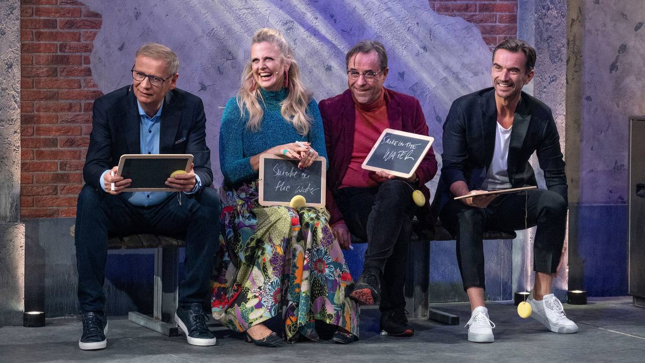 Günther Jauch, Barbara Schöneberger, Jan Josef Liefers und Florian Silbereisen sitzen auf einer Bank nebeneinander.