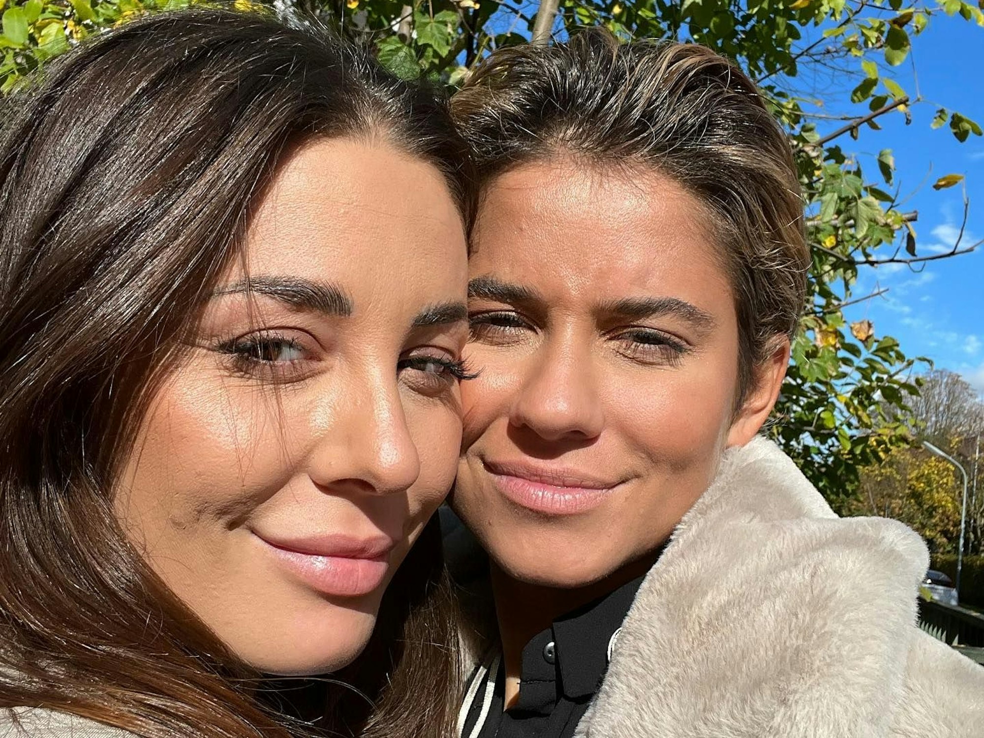 „Princess Charming“ Hanna Sökeland und Freundin Jessi lächeln in die Kamera.