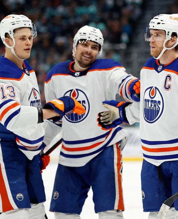 Connor McDavid feiert sein Tor gegen die Seattle Kraken mit seinen Teamkollegen.