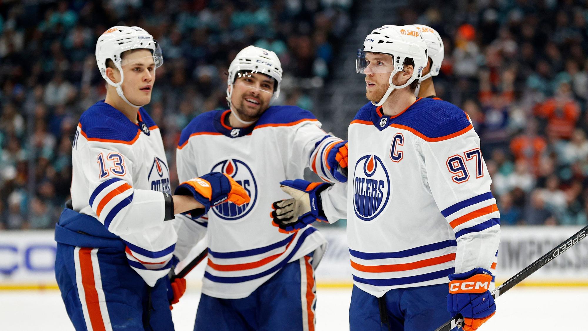 Connor McDavid feiert sein Tor gegen die Seattle Kraken mit seinen Teamkollegen.