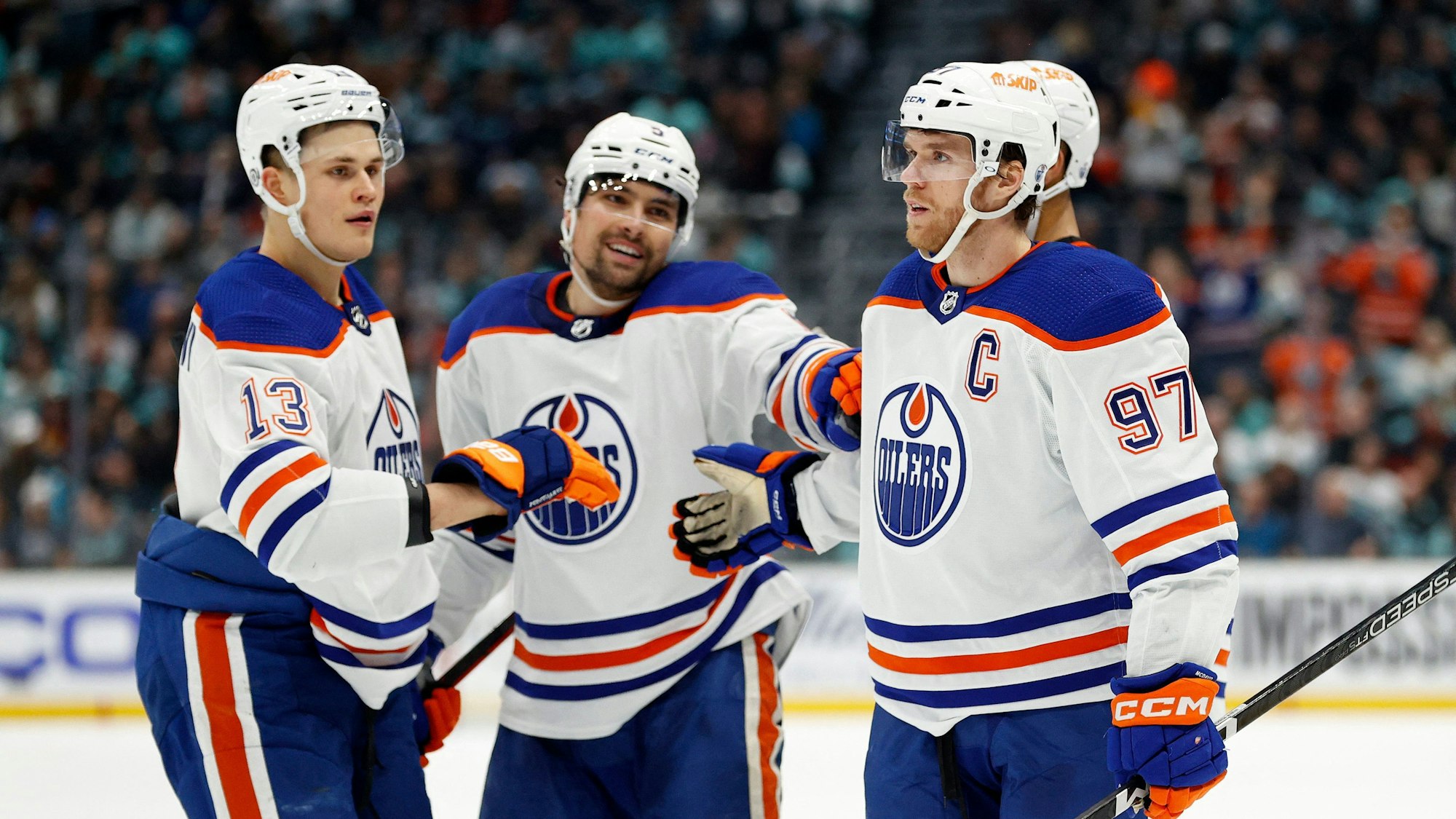 Connor McDavid feiert sein Tor gegen die Seattle Kraken mit seinen Teamkollegen.