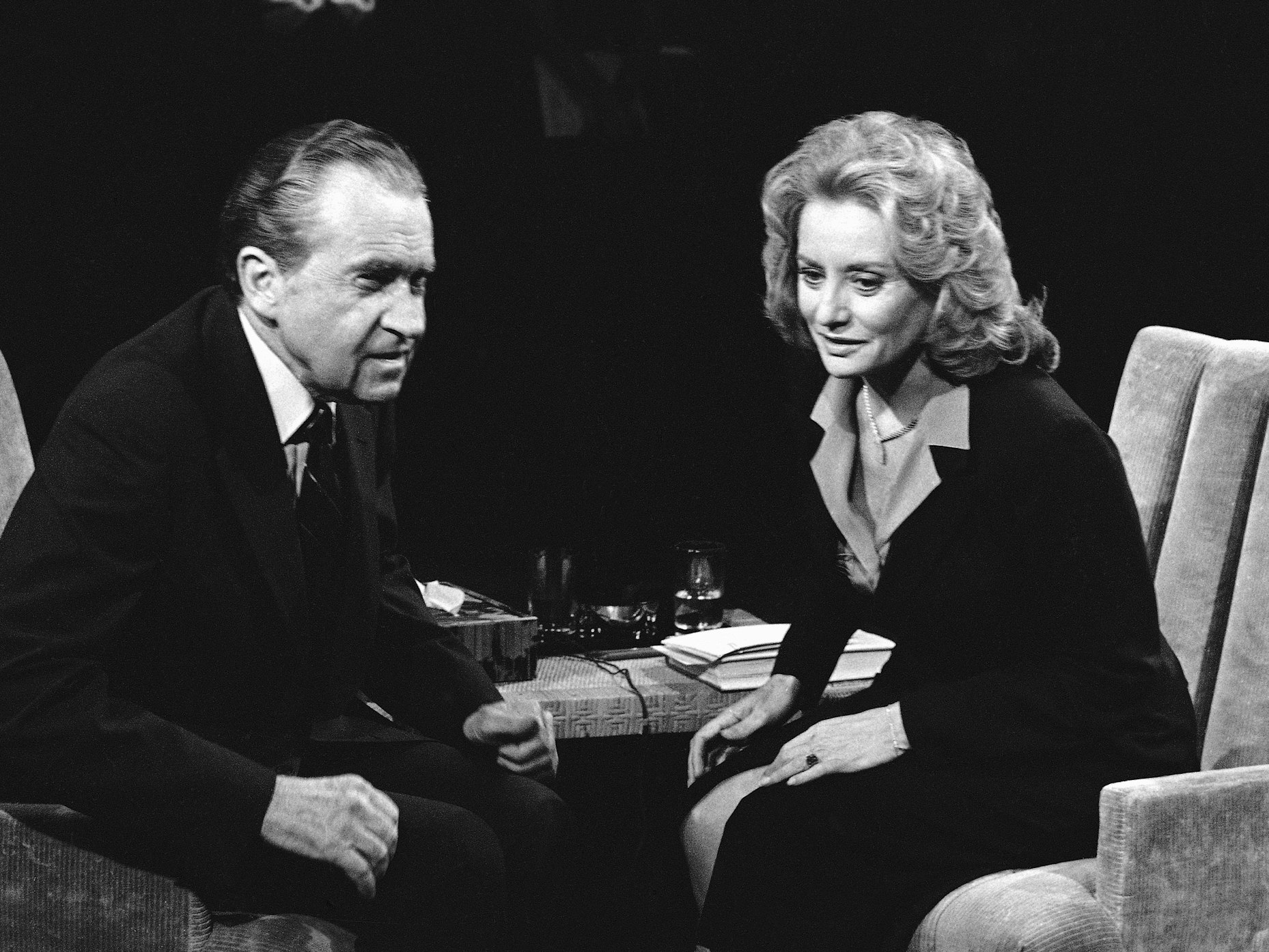 Richard M. Nixon, ehemaliger US-Präsident, antwortet während eines Interviews mit der ABC-Fernsehmoderatorin Barbara Walters auf eine Frage. Die berühmte US-Fernsehjournalistin Barbara Walters ist tot.