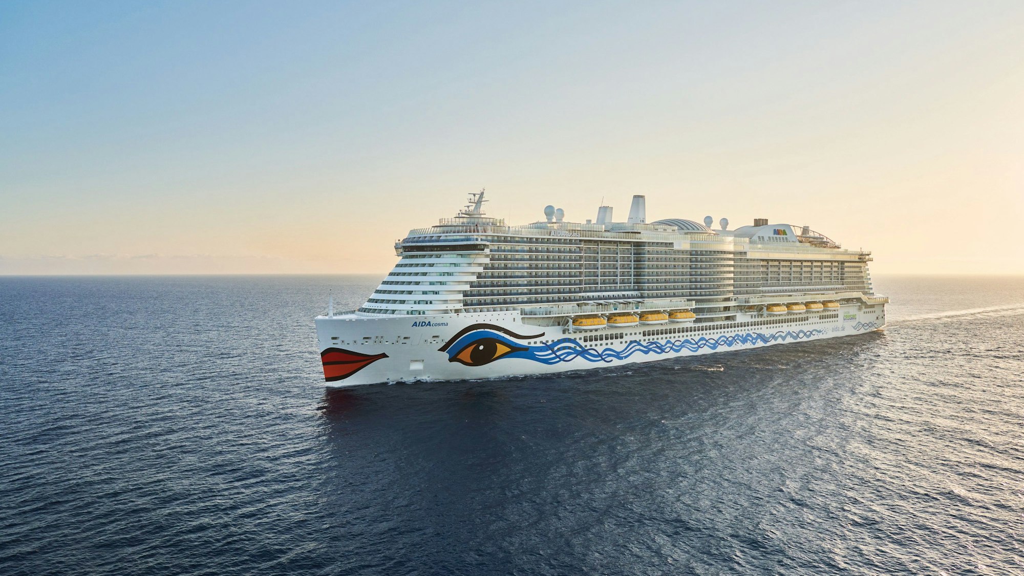 Ein Schiff der Reederei „Aida-Cruises“ auf dem offenen Meer.