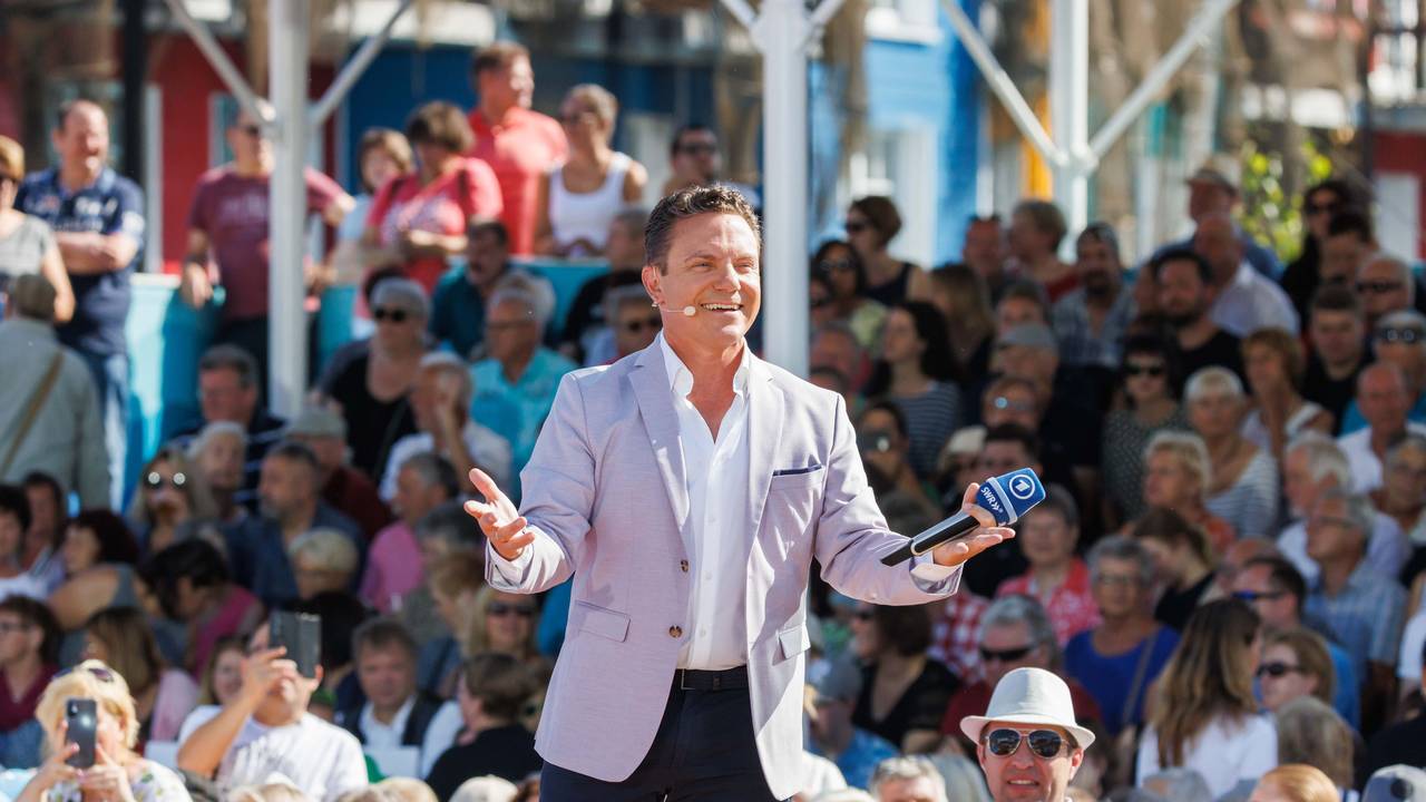 Moderator und Sänger Stefan Mross steht im Vorfeld der Liveübertragung der Show "Immer wieder sonntags" in der neuen Showarena.