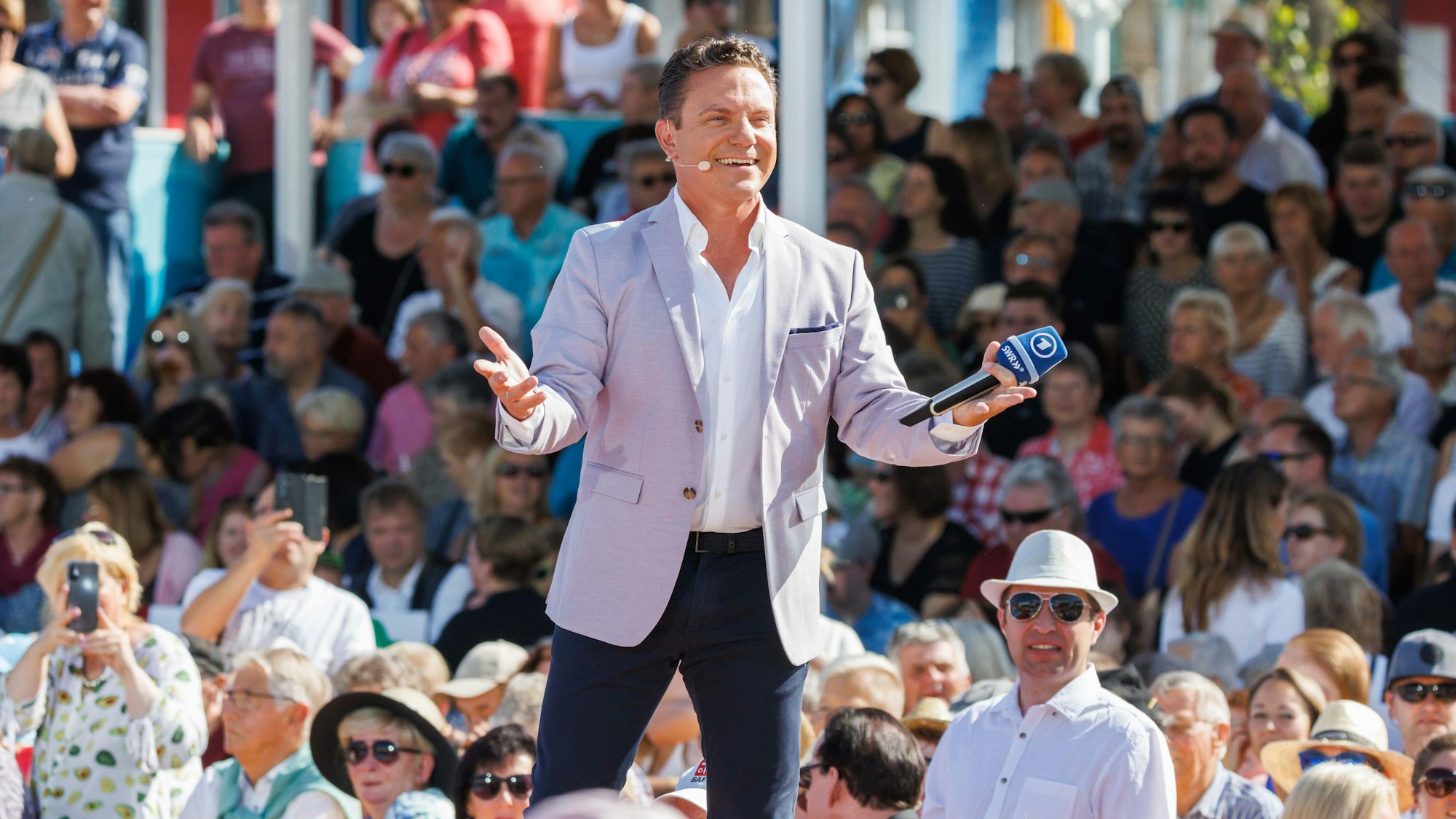 Moderator und Sänger Stefan Mross steht im Vorfeld der Liveübertragung der Show "Immer wieder sonntags" in der neuen Showarena.