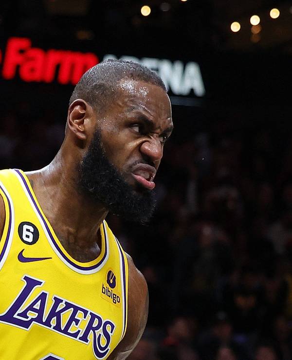 LeBron James jubelt nach einem Dunking im Spiel bei den Atlanta Hawks.