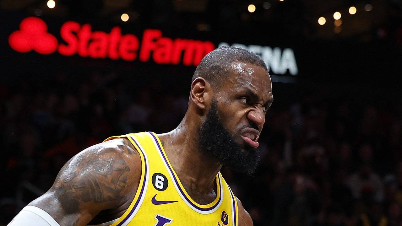 LeBron James jubelt nach einem Dunking im Spiel bei den Atlanta Hawks.