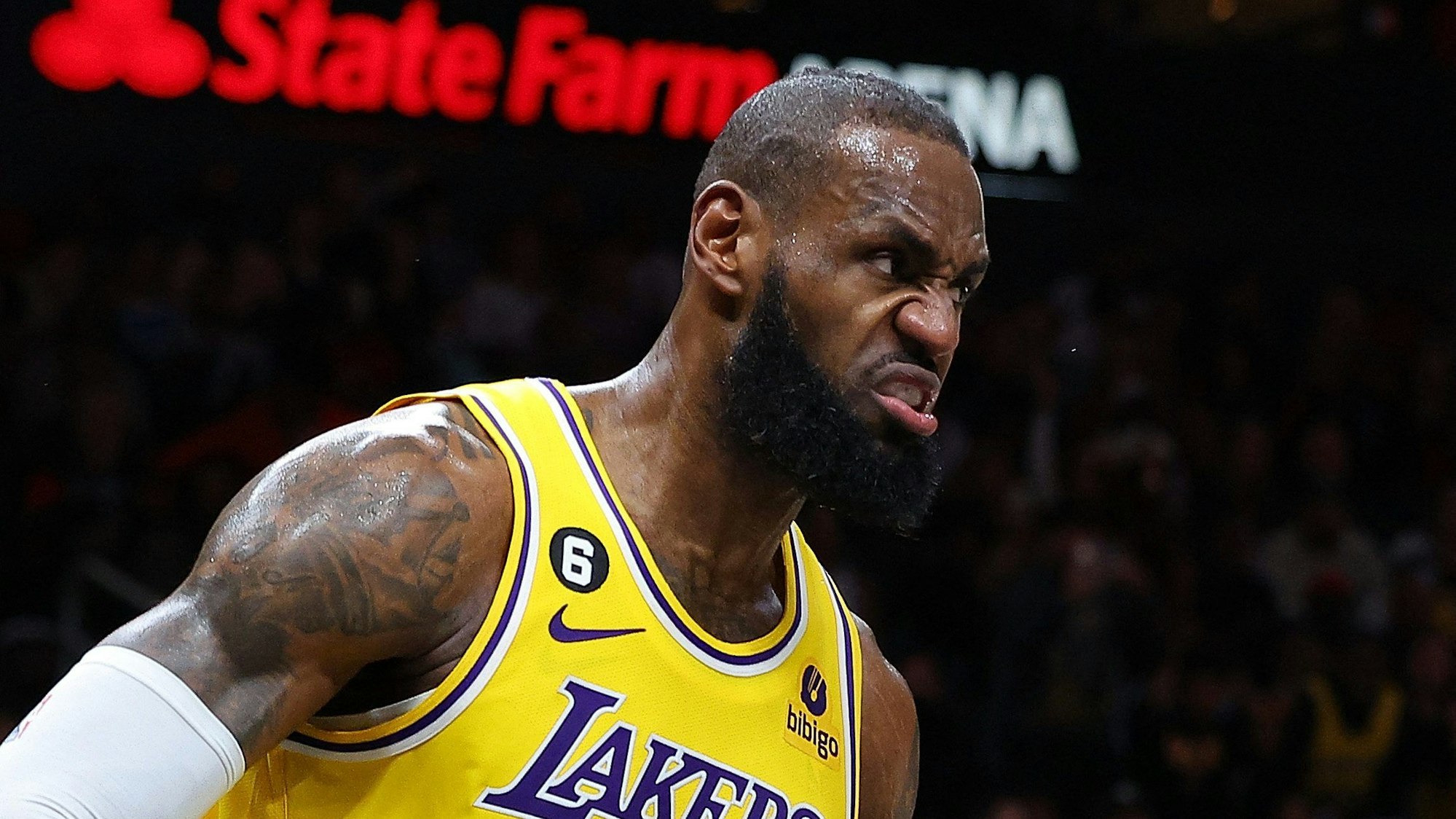 LeBron James jubelt nach einem Dunking im Spiel bei den Atlanta Hawks.