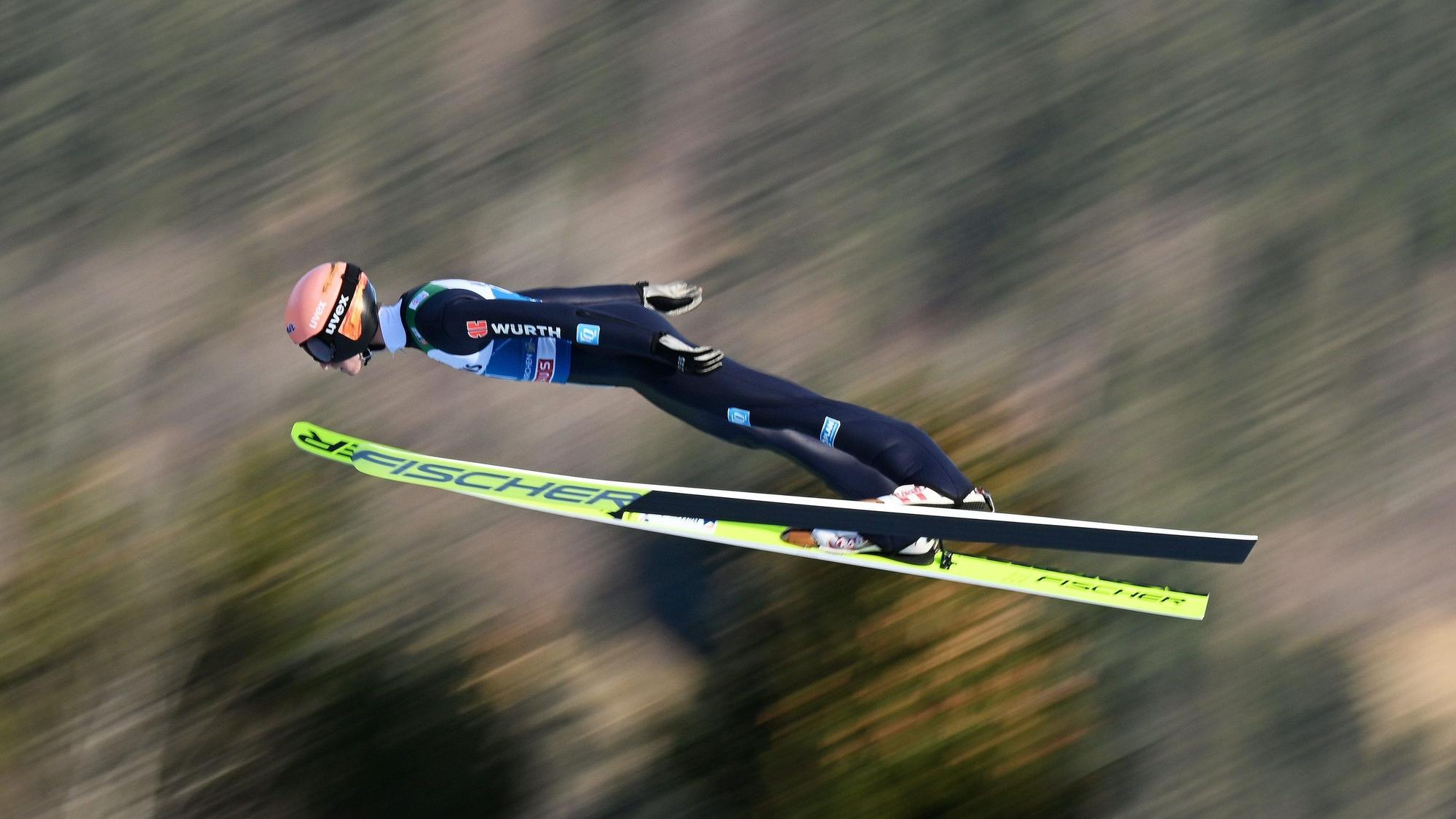Karl Geiger bei seinem Qualifikationssprung in Garmisch-Partenkirchen