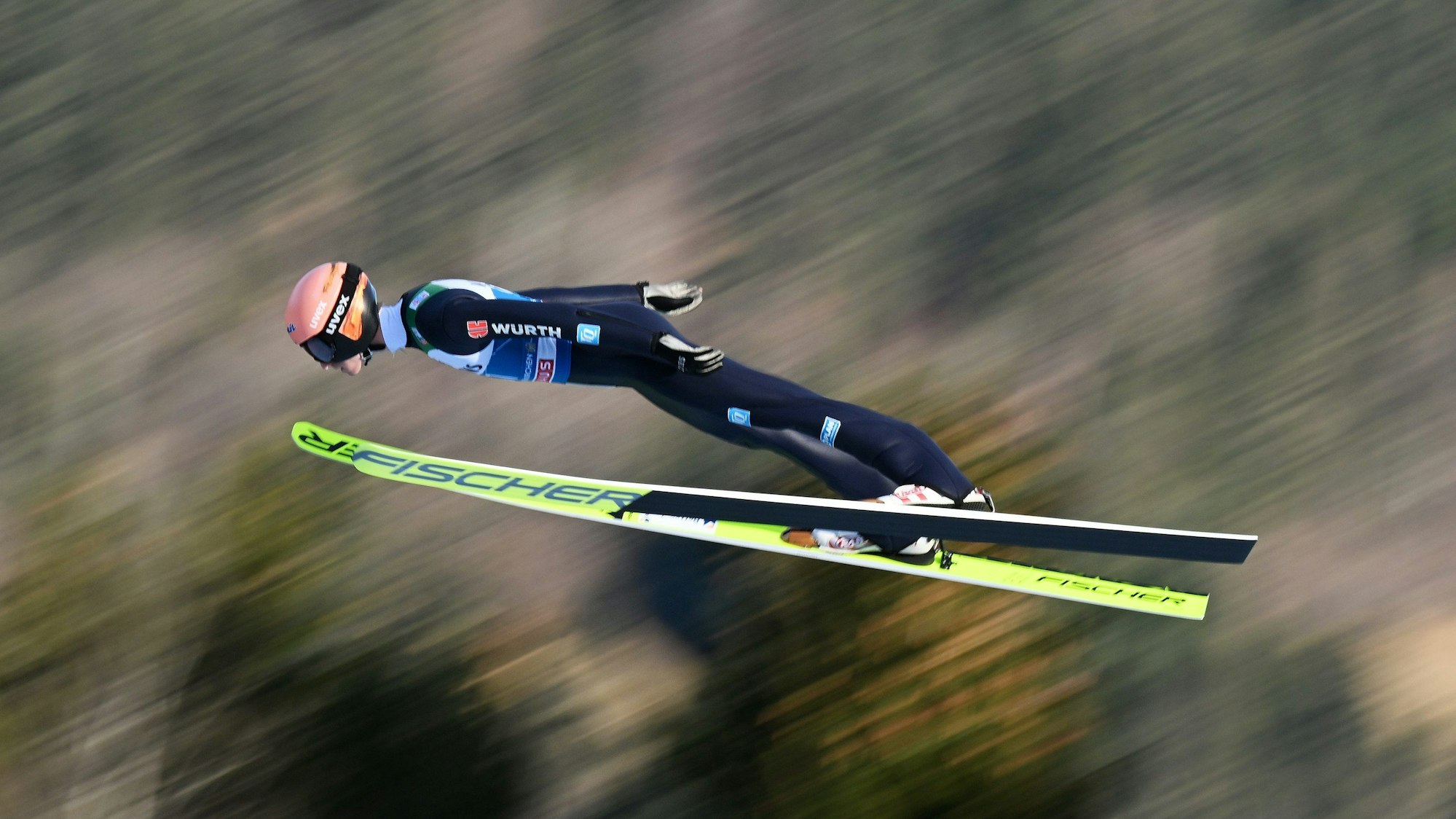 Karl Geiger bei seinem Qualifikationssprung in Garmisch-Partenkirchen