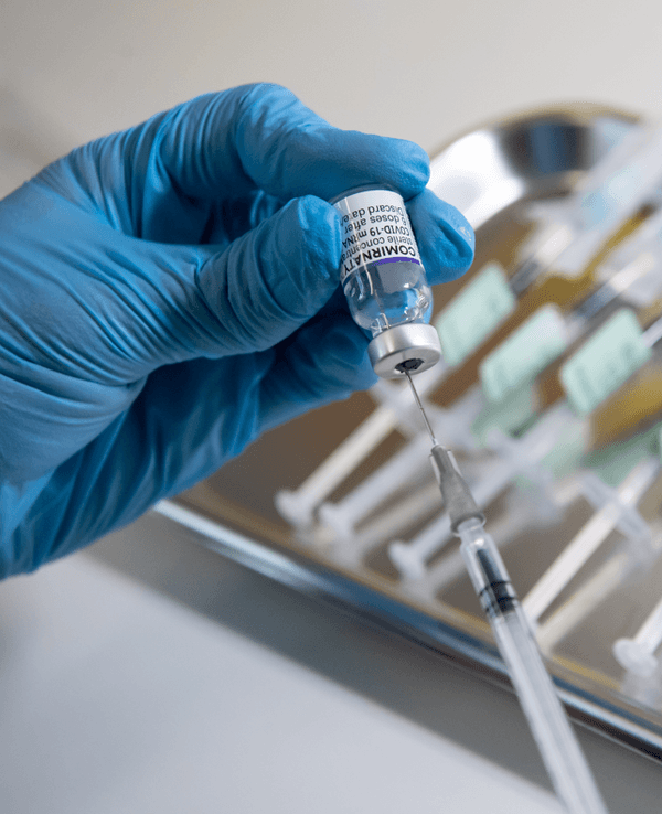 Eine Spritze mit dem Croron-Impfstoff Biontech/Pfizer wird vorbereitet.