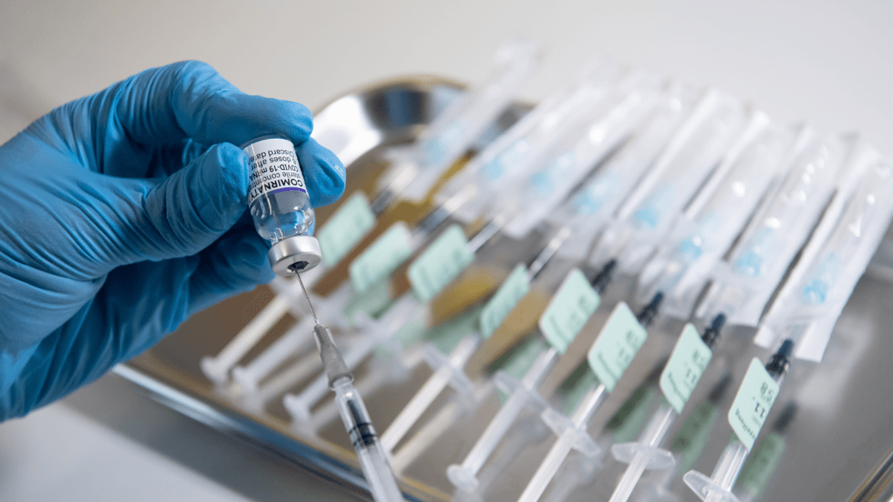 Eine Spritze mit dem Croron-Impfstoff Biontech/Pfizer wird vorbereitet.