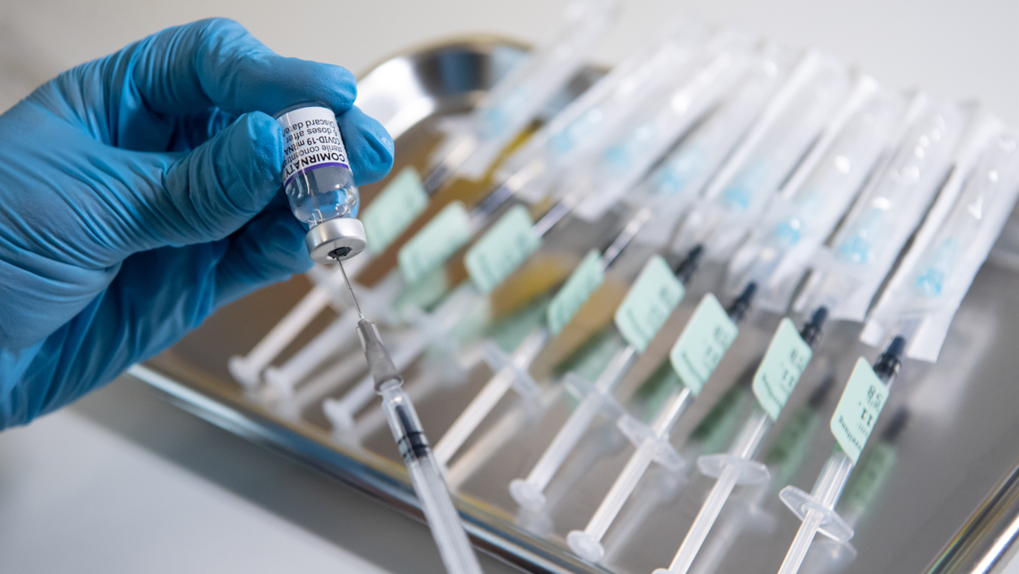 Eine Spritze mit dem Croron-Impfstoff Biontech/Pfizer wird vorbereitet.