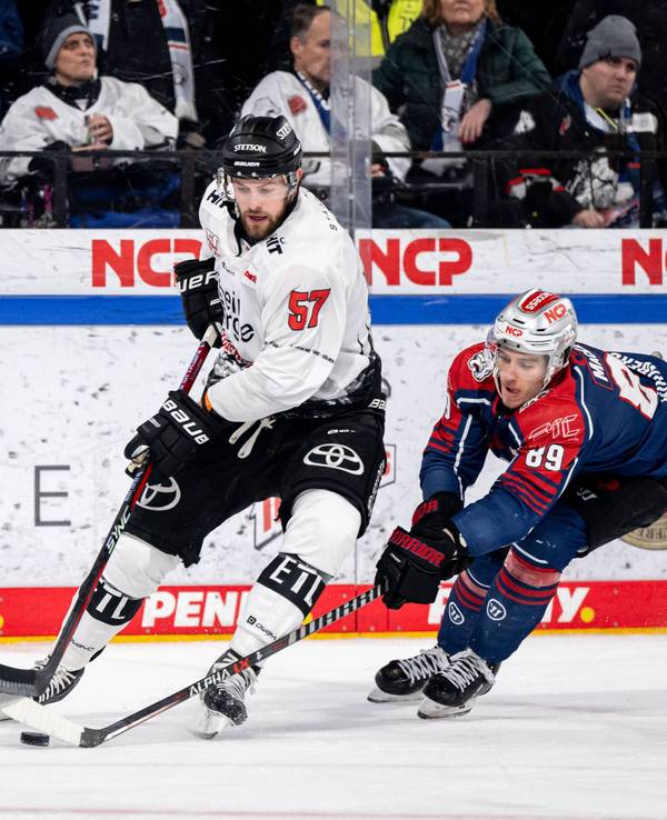 Brady Austin kämpft mit Gregor MacLeod um den Puck.