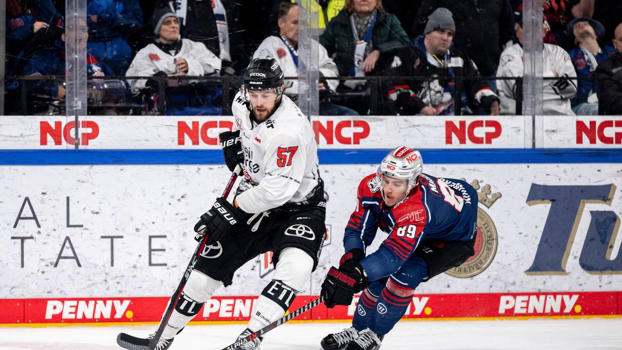 Brady Austin kämpft mit Gregor MacLeod um den Puck.
