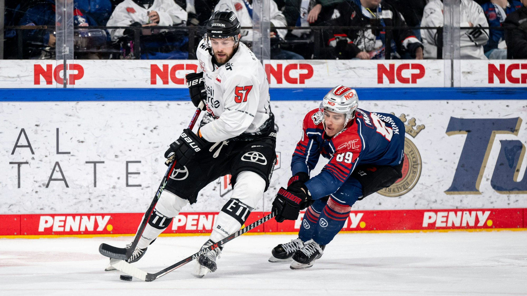 Brady Austin kämpft mit Gregor MacLeod um den Puck.
