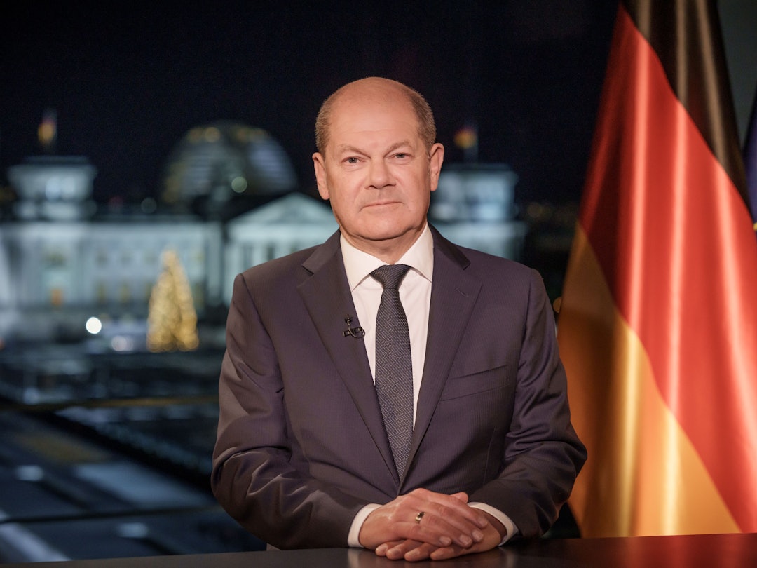 Bundeskanzler Olaf Scholz (SPD) sitzt bei der Aufzeichnung der Neujahrsansprache im Kanzleramt.