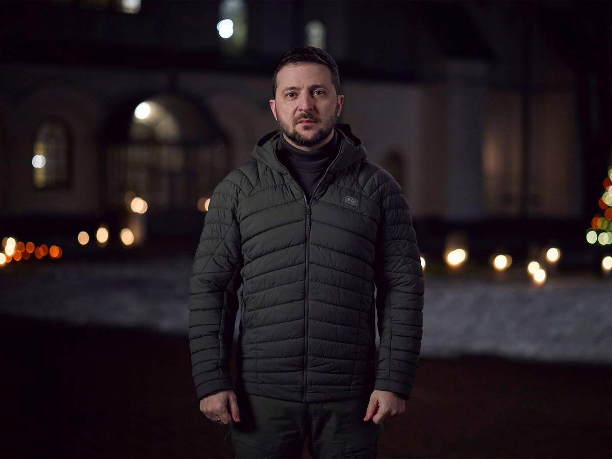Wolodymyr Selenskyj, Präsident der Ukraine, hält seine abendliche Ansprache an das ukrainische Volk am Weihnachtsabend vom Konstytutsii-Platz aus.