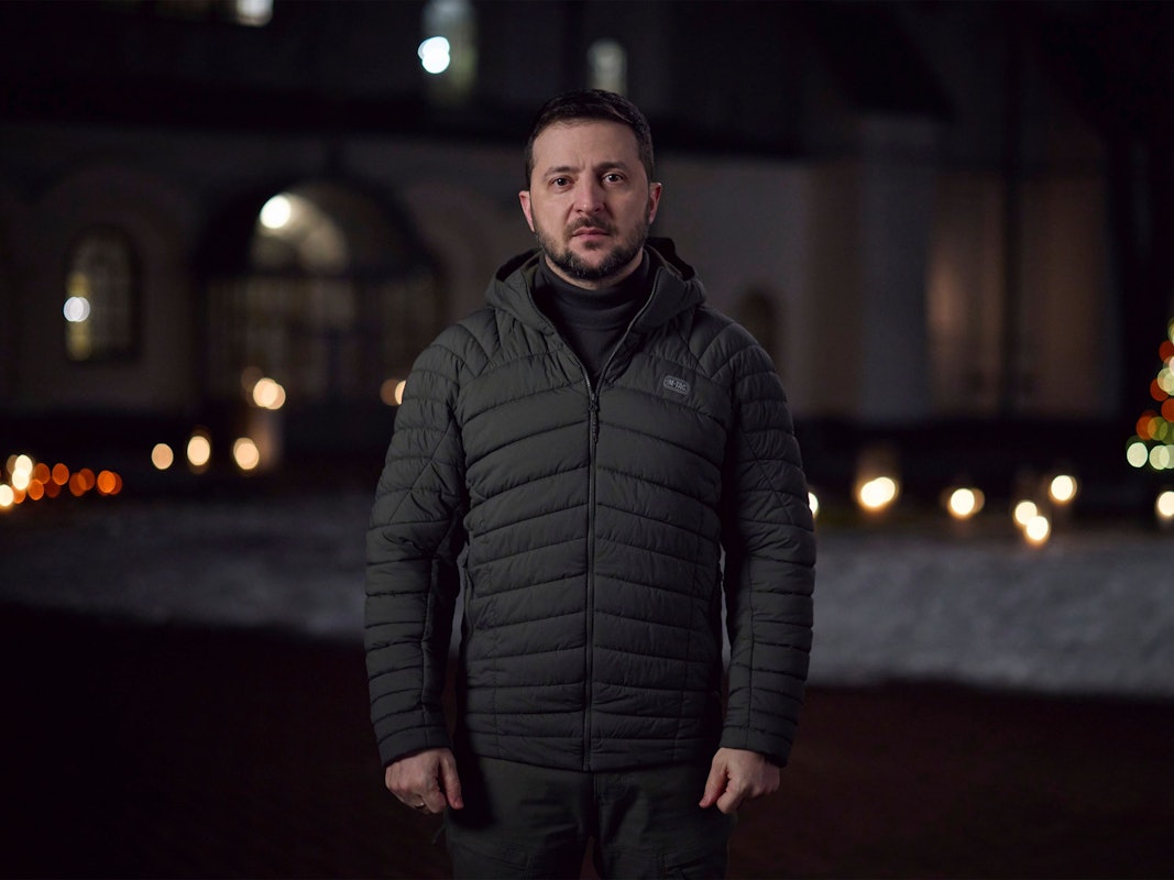 Wolodymyr Selenskyj, Präsident der Ukraine, hält seine abendliche Ansprache an das ukrainische Volk am Weihnachtsabend vom Konstytutsii-Platz aus.
