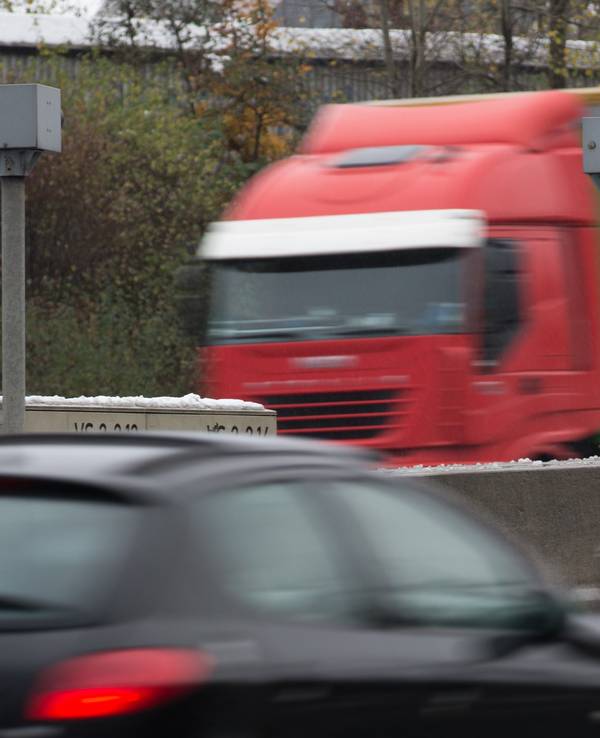 Autos und Lkws fahren in unserem Symbolbild (Archivbild aus dem Jahr 2016) auf der A2 bei Bielefeld: Ein Transporter-Fahrer ist mitten auf der Autobahn eingeschlafen.
