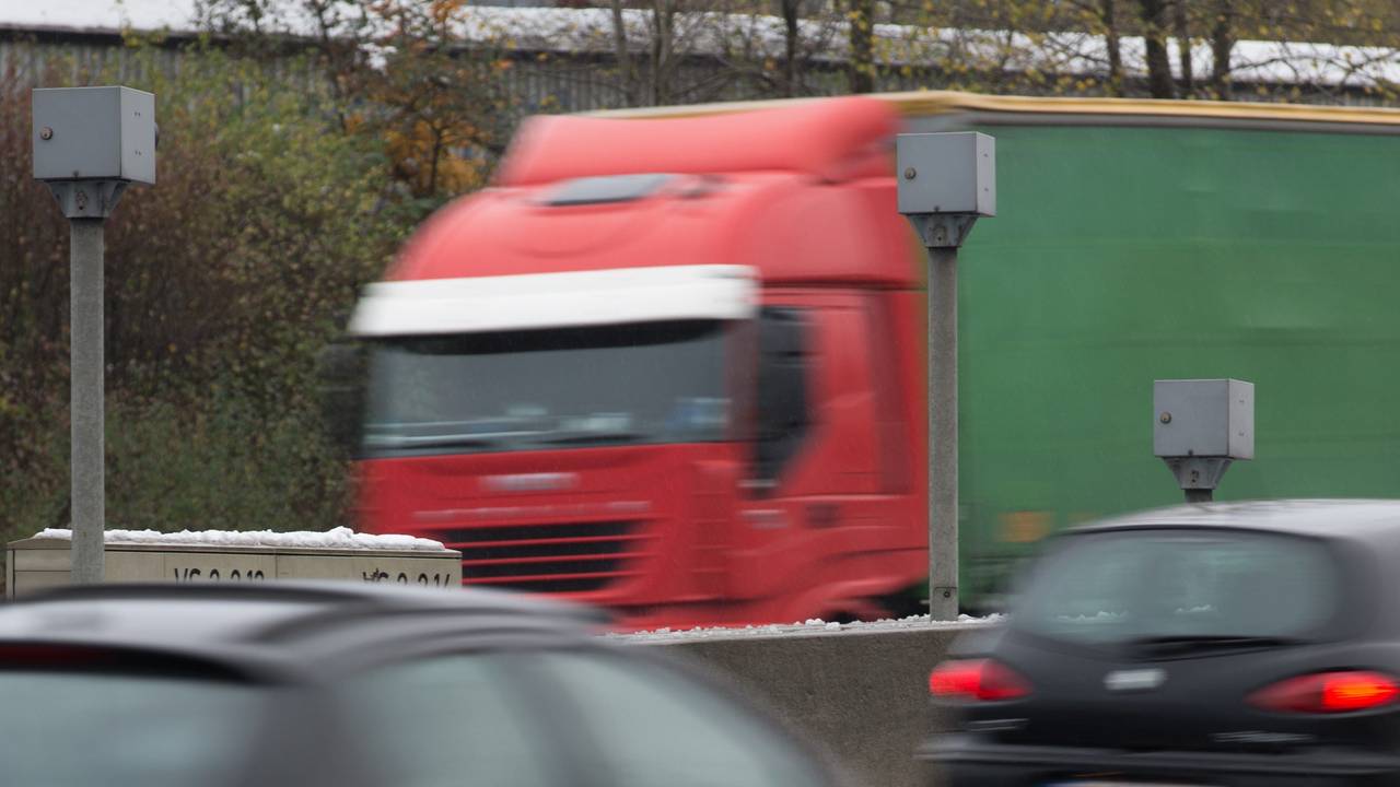 Autos und Lkws fahren in unserem Symbolbild (Archivbild aus dem Jahr 2016) auf der A2 bei Bielefeld: Ein Transporter-Fahrer ist mitten auf der Autobahn eingeschlafen.