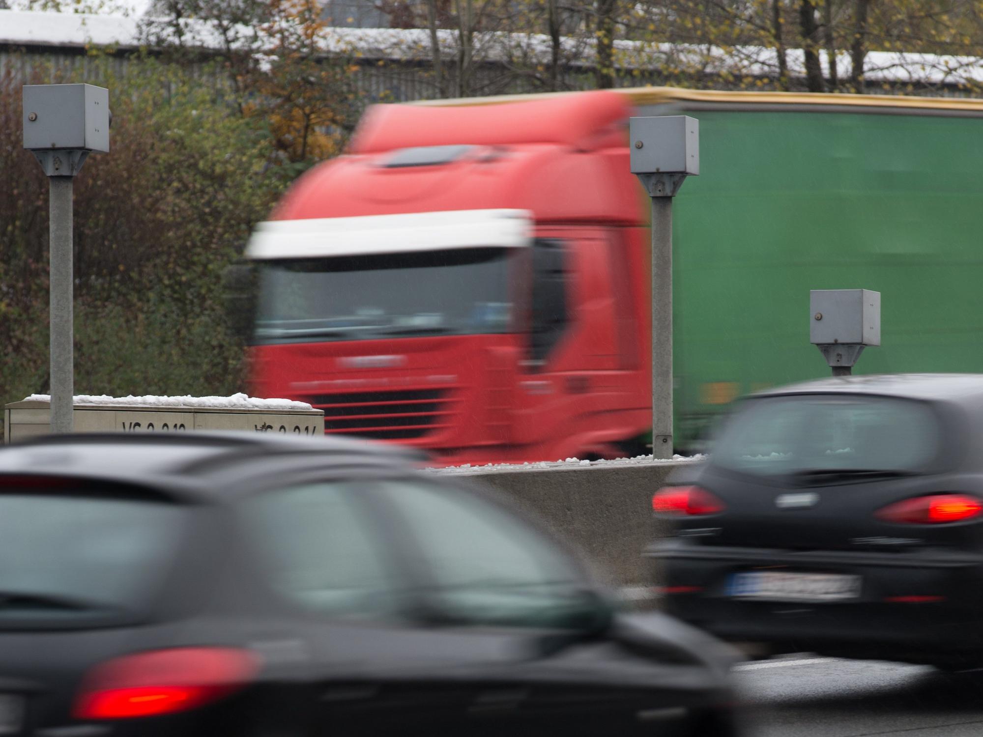 Autos und Lkws fahren in unserem Symbolbild (Archivbild aus dem Jahr 2016) auf der A2 bei Bielefeld: Ein Transporter-Fahrer ist mitten auf der Autobahn eingeschlafen.