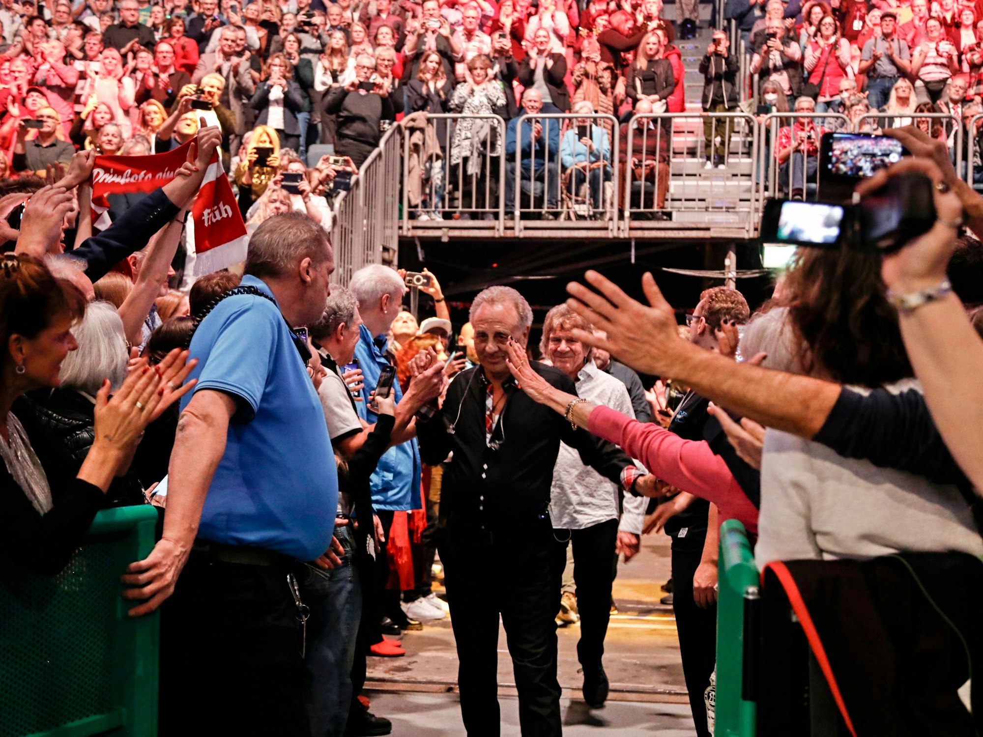 Erry und Bömmel von den Bläck Fööss betreten die Lanxess-Arena und werden von vielen Fans begeistert empfangen.