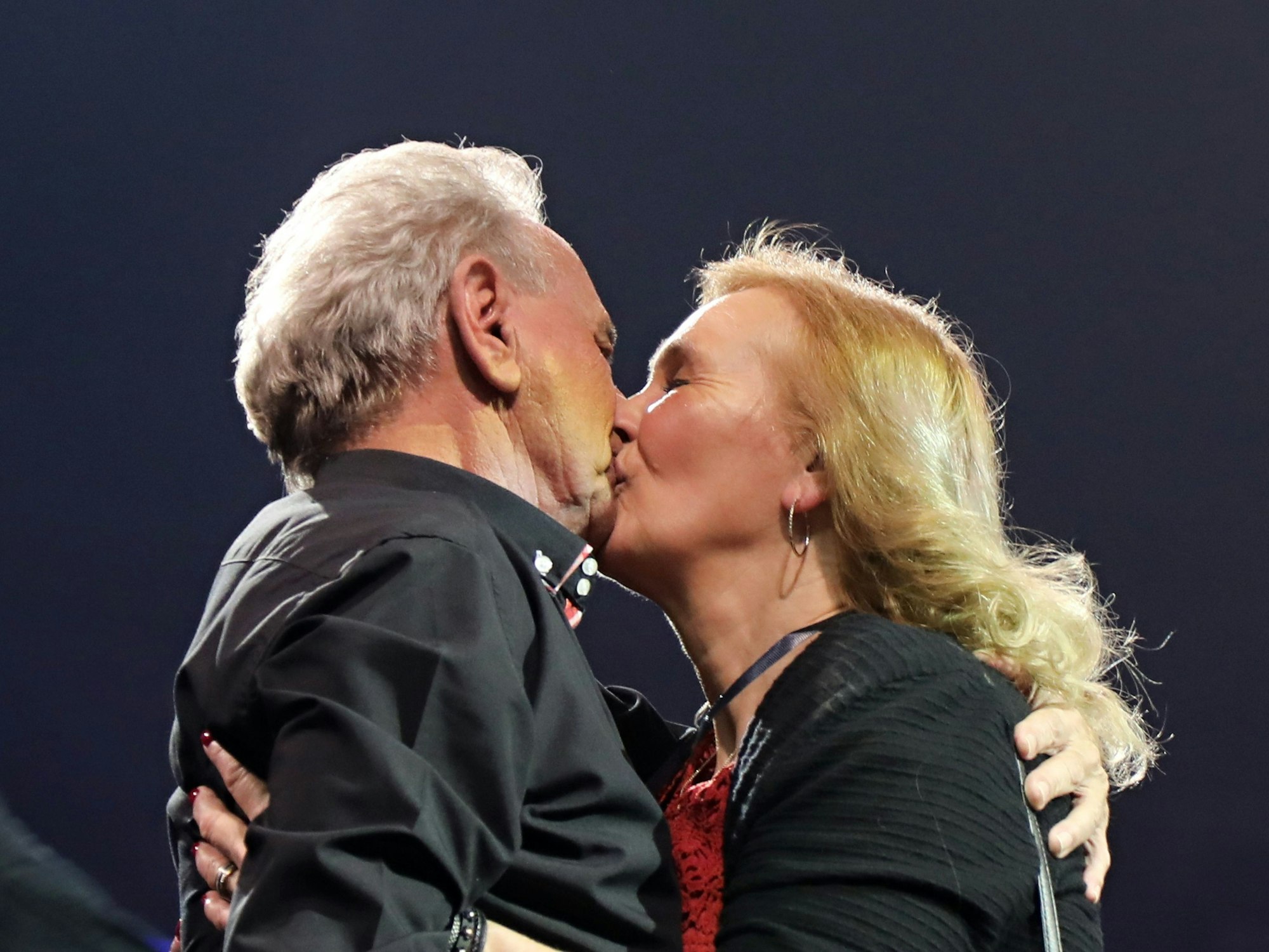 Erry von den Bläck Fööss küsst seine Lebensgefährtin.