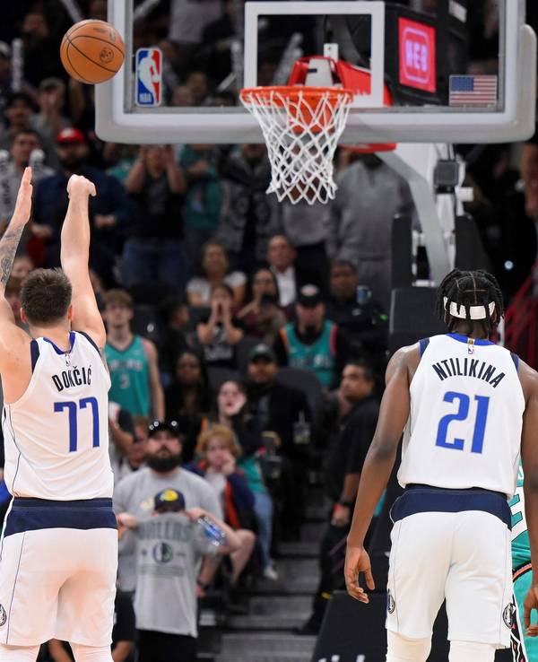 Luka Doncic (M) von den Dallas Mavericks wirft in den letzten Sekunden einen Freiwurf.